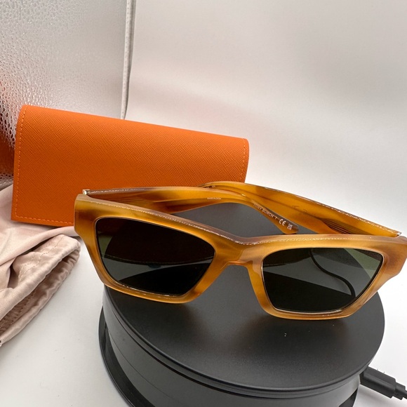 NWOT Tory Burch Tan tortoise Sunnies with dust bag and eye glass holder